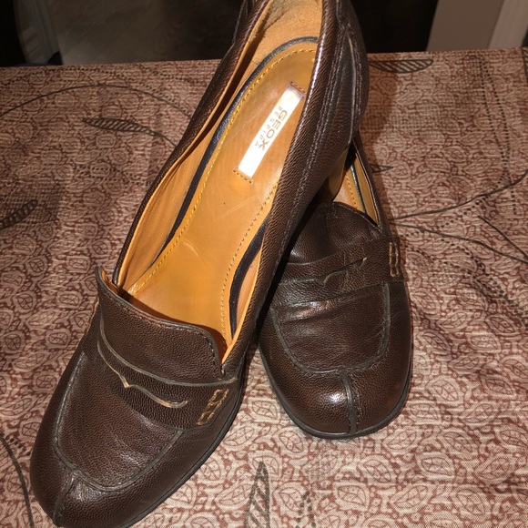 Brown leather heeled loafers. - Picture 4 of 8